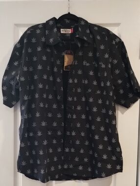 Black Short-Sleeve Button-Down Shirt - Leaf Print.   (47)